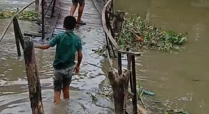 তেরখাদায় ঝুঁকিপূর্ণ কাঠের সেতু, চরম ভোগান্তিতে শিক্ষার্থী ও এলাকাবাসী