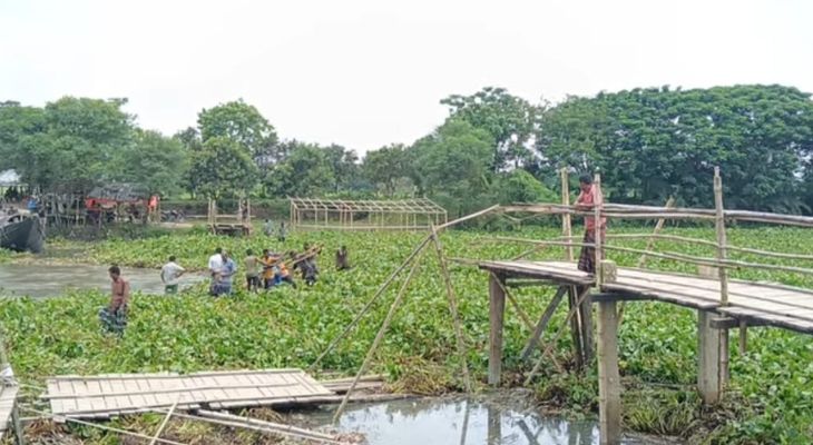সাগরদাঁড়ি কপোতাক্ষ নদের সাঁকো ভেঙে দু’পারের মানুষের যোগাযোগ বিচ্ছিন্ন