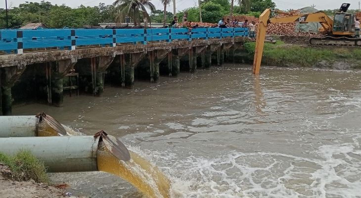 ডুমুরিয়াসহ বিলডাকাতিয়ার জলাবদ্ধতা নিরসনে শৈলমারী গেটের পলি অপসারণ শুরু