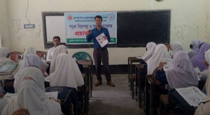 সাতক্ষীরায় শিক্ষার্থীদের সড়ক নিরাপত্তা সচেতনতা বৃদ্ধি সভা