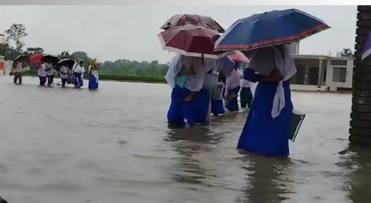 সাতক্ষীরা পৌরসভার নিম্মাঞ্চলে জলাবদ্ধতায় ভোগান্তিতে মানুষ