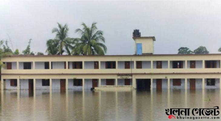 টানা বৃষ্টিতে সাতক্ষীরার শতাধিক শিক্ষা প্রতিষ্ঠানে কোমর পানি, ভেজা কাপড়ে পরীক্ষা দিচ্ছে শিক্ষার্থীরা