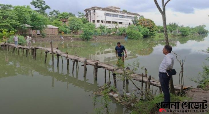 ফেসবুকে ঝুঁকিপূর্ণ বাঁশের সাঁকোর পোষ্ট দেখে কাঠের ব্রিজ নির্মাণে বরাদ্দ দিলেন ইউএনও