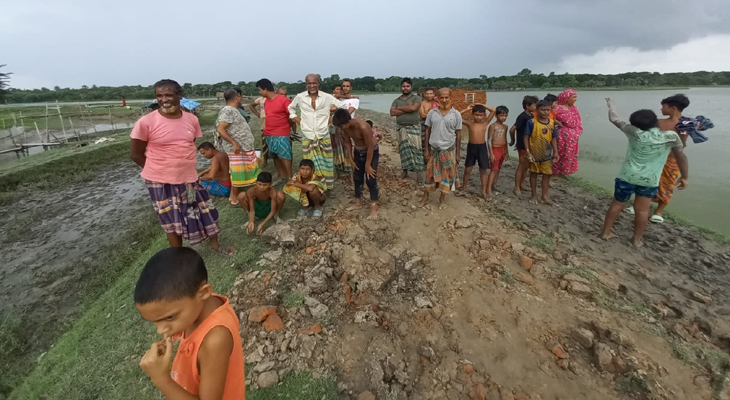 তালায় নিচু রাস্তা উঁচু করে টেকসই বেড়িবাঁধ নির্মাণে কাজ শুরু