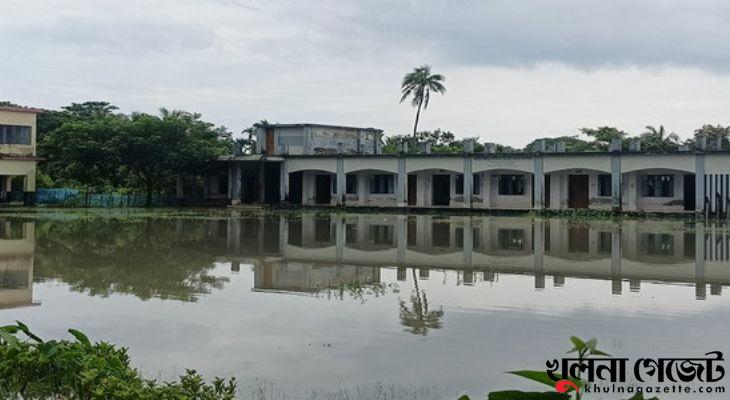 বাগেরহাটে টানা বৃষ্টিতে পানিবন্দি মানুষ, ভেসে গেছে ঘের ও পুকুর