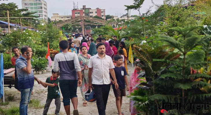 খুলনায় জমে উঠেছে বৃক্ষমেলা