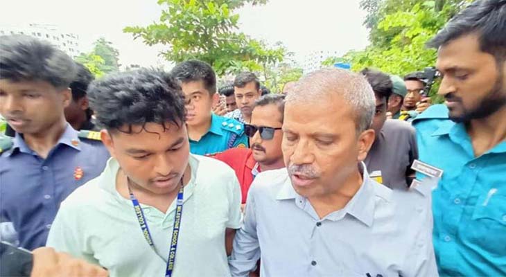 মাইলস্টোনে শিক্ষার্থীদের তোপের মুখে আইন উপদেষ্টা