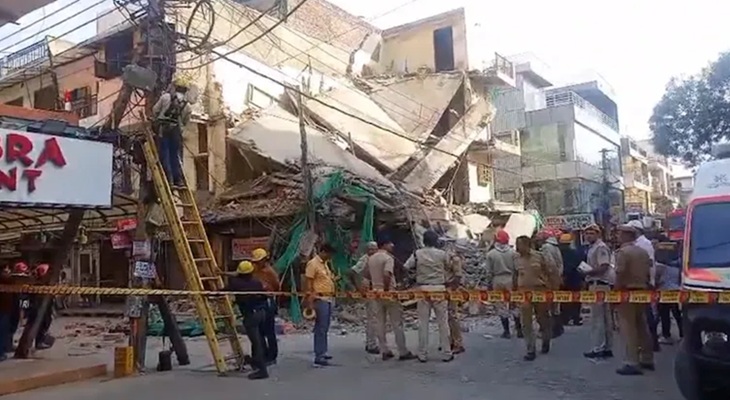 নয়াদিল্লিতে চারতলা ভবন ধস, চাপা পড়েছেন বহু মানুষ