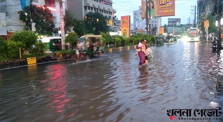 খুলনায় বৃষ্টিতে তলিয়েছে পথ-ঘাট, ভোগান্তিতে নগরবাসী