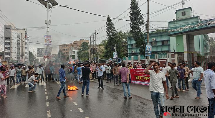 কমিশনারের পদত্যাগ দাবিতে ছাত্র-জনতার কেএমপি ব্লকেড