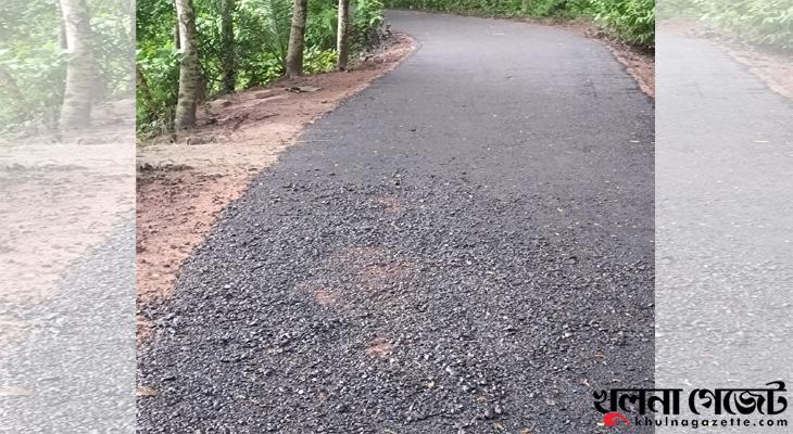 প্রবল বৃষ্টির মধ্যেই রাস্তার পিচ ঢালাই, তেরখাদায় জনমনে ক্ষোভ