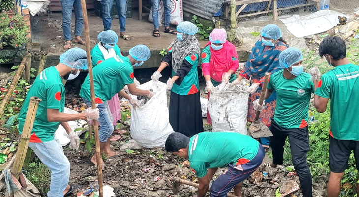 ফকিরহাটে বৃষ্টি উপেক্ষা করে খাল পরিষ্কারে বিডি ক্লিন স্বেচ্ছাসেবীরা
