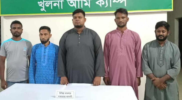নগরীতে যৌথ বাহিনীর অভিযানে গ্রেনেড বাবুর ক্যাশিয়ার রাজুসহ পাঁচজন আটক
