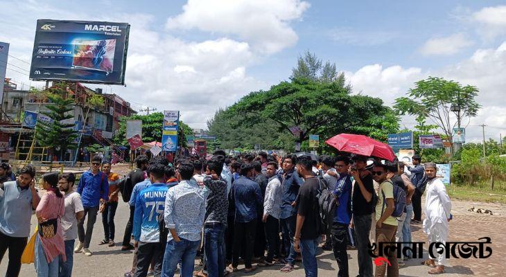৩ দফা দাবিতে ববি শিক্ষার্থীদের সড়ক অবরোধ