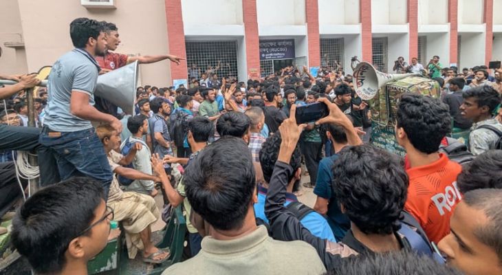 রাজশাহী বিশ্ববিদ্যালয়: শিক্ষার্থীদের প্রতিরোধে পিছু হটল ছাত্রদল, তালা ভেঙে মনোনয়ন বিতরণ শুরু