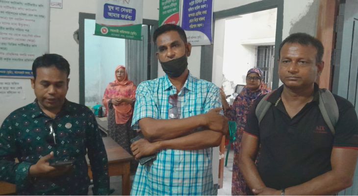 বাগেরহাটে ভূমি অফিসে চাঁদা দাবির অভিযোগে তিন কথিত সংবাদকর্মী আটক