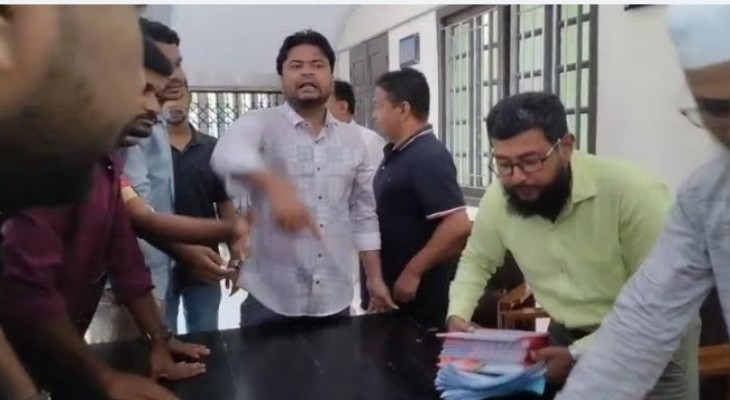 রাকসু কার্যালয়ের কার্যক্রম বন্ধ, চেয়ার-টেবিল ভাংচুর ছাত্রদলের