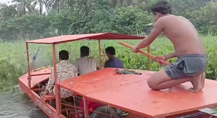 ডুমুরিয়ায় নতুন উদ্ভাবিত মেশিনে কচুরিপানা অপসারণ শুরু