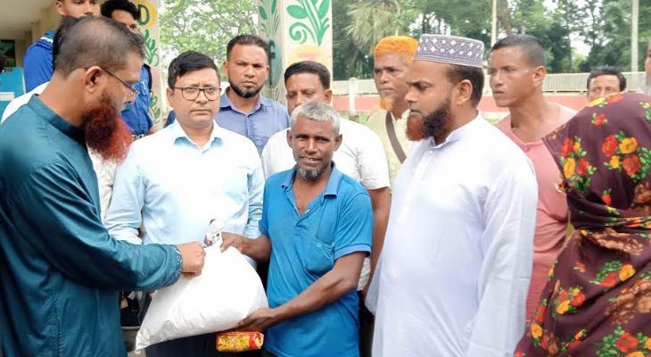 ডুমুরিয়ায় বন্যাকবলিত মানুষের মাঝে জিআর চাল বিতরণ