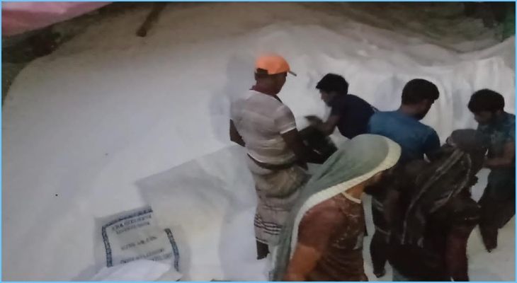 বটিয়াঘাটায় অবৈধ সরকারি ইউরিয়া সার জব্দ, ৩ জন আটক