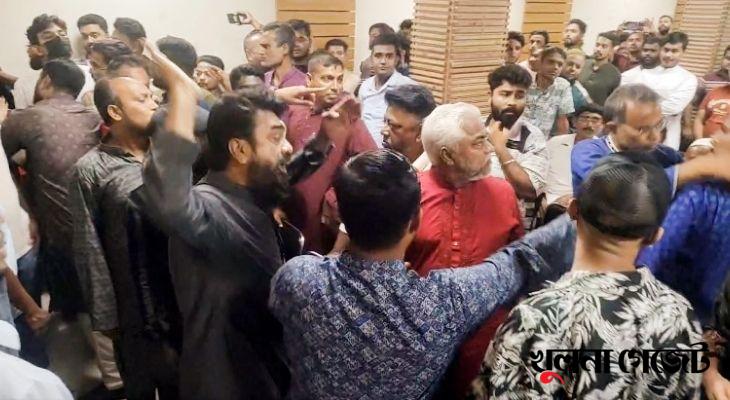 কেন্দ্রীয় নেতাদের উপস্থিতিতে খুলনায় এনসিপির দুই গ্রুপের হাতাহাতি