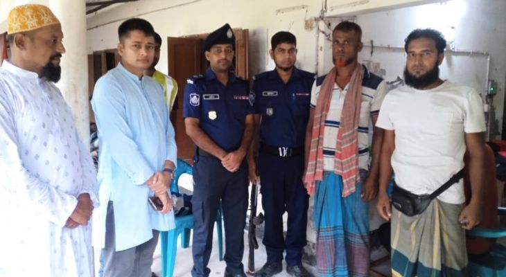 রূপসায় নদী থেকে অবৈধ বালি উত্তোলন করায় ২ জনের জেল-জরিমানা