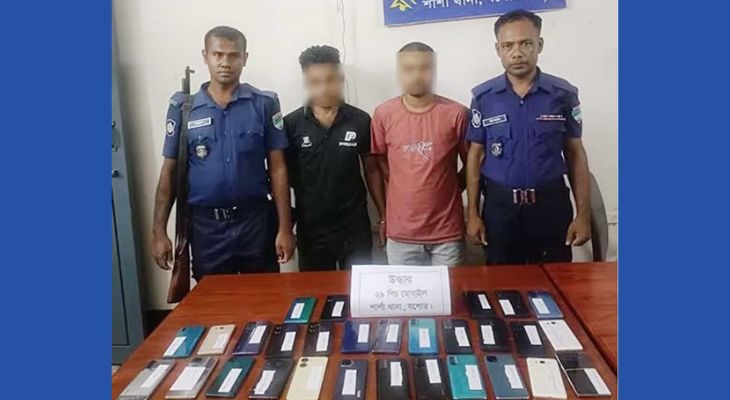 শার্শায় ভারতীয় পুরাতন মোবাইলসহ দুই চোরাকারবারি আটক
