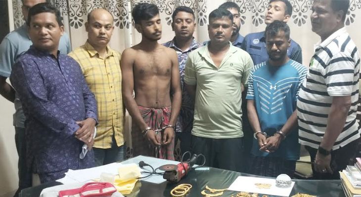 চিতলমারী বাজারে সিন্ধুক কেটে চুরি যাওয়া অর্ধকোটি টাকার স্বর্ণালঙ্কার উদ্ধার, গ্রেপ্তার ৩