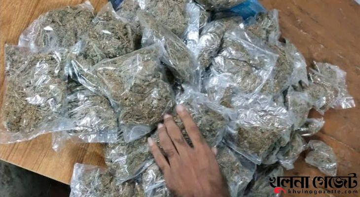 কুয়েট আবাসিক হলের ওয়ার্ড বয়ের কাছ থেকে ১ কেজি ৬০০ গ্রাম গাঁজা উদ্ধার 