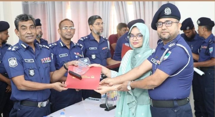 পাটকেলঘাটা থানা পুলিশ অফিসারের মেধাবী মেয়ে লাবণ্যকে পুলিশ মেধাবৃত্তি সম্মাননা
