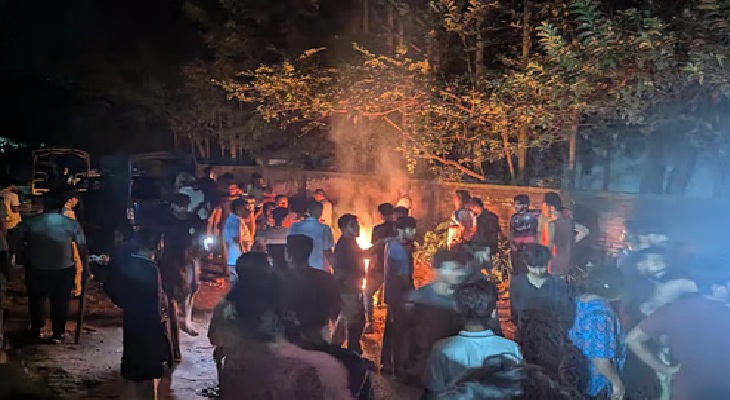 মধ্যরাতে চট্টগ্রাম বিশ্ববিদ্যালয়ের শিক্ষার্থী ও স্থানীয়দের সংঘর্ষ, আহত ৩০