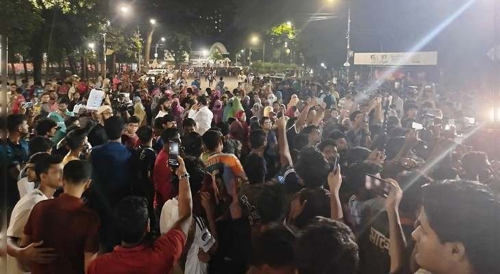 মধ্যরাতে শিক্ষার্থীদের বিক্ষোভে উত্তাল ঢাকা বিশ্ববিদ্যালয়