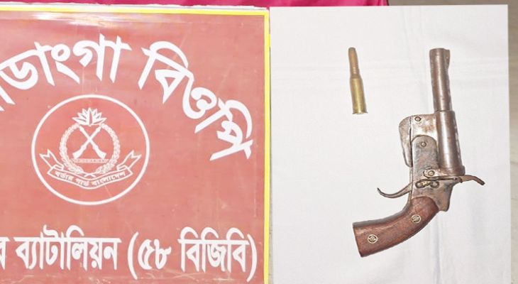 ঝিনাইদহ সীমান্তে অস্ত্র-গুলি উদ্ধার