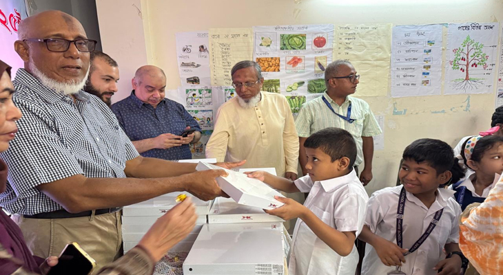 হাইকেয়ার স্কুলে শিক্ষার্থীদের মাঝে বিনামূল্যে ট্যাব বিতরণ