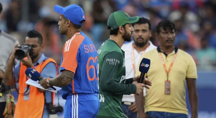 ভাগ্যের খেলায় টস জিতে ব্যাটিংয়ে পাকিস্তান