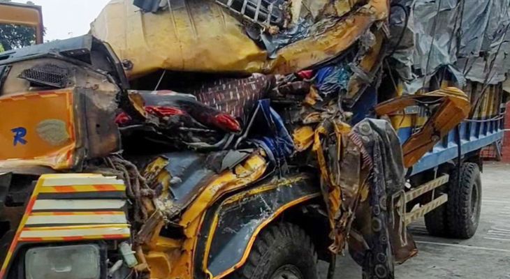 চালকের ঘুমে ট্রাক গাছের সঙ্গে ধাক্কা, হেলপার নিহত