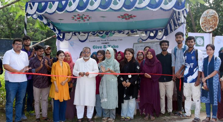 খুবিতে প্লাস্টিক বোতলের বিনিময়ে গাছের চারা বিতরণ