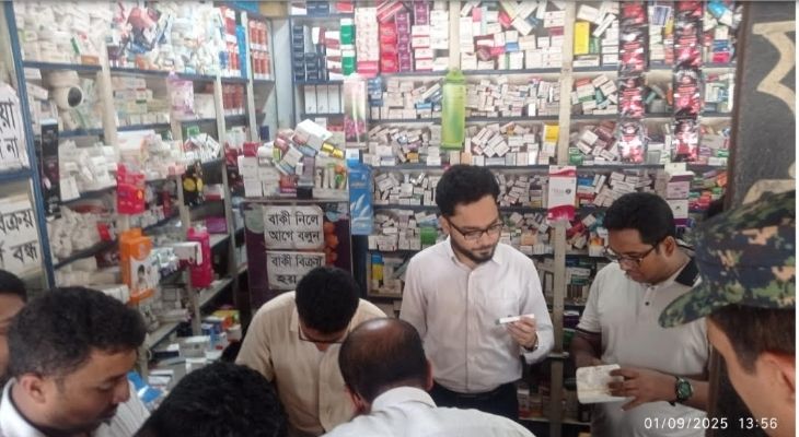 সাতক্ষীরায় মেয়াদোত্তীর্ণ ঔষধ রাখার দায়ে দুই ফার্মেসি মালিককে জরিমানা