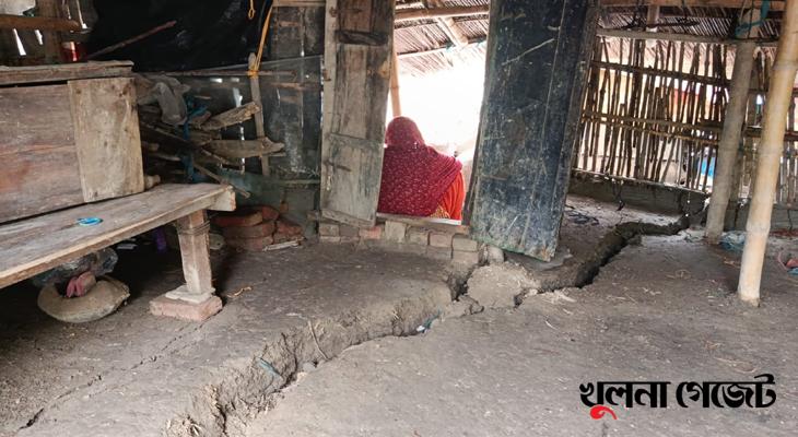 শ্যামনগরে চুনকুড়ি নদীর বেড়িবাঁধে ভাঙন, আতঙ্কে গৃহহারা চার পরিবার