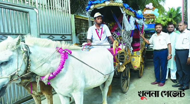 ঘোড়ার গাড়িতে চড়িয়ে অবসরে যাওয়া স্কুল শিক্ষককে ব্যতিক্রমধর্মী বিদায়