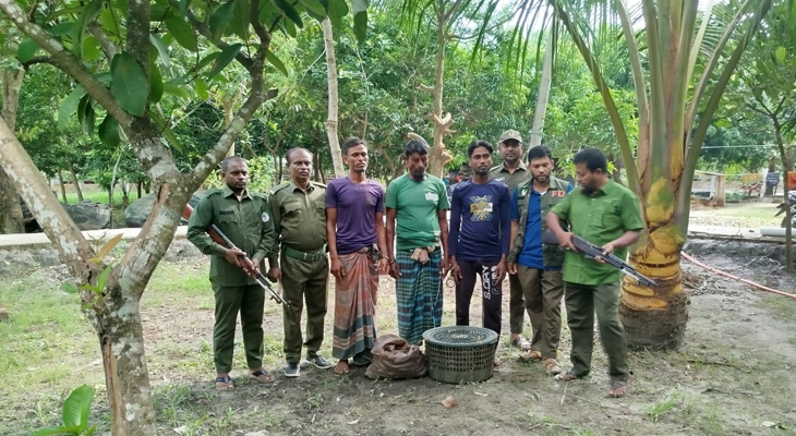 সুন্দরবনে বিনা পাশে প্রবেশ করায় ৩ জেলে আটক