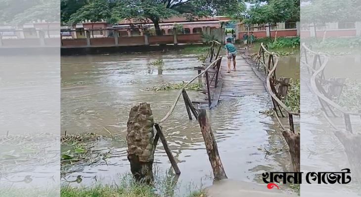 ঝুঁকিপূর্ণ কাঠের সেতুতে শিক্ষার্থীদের পারাপার
