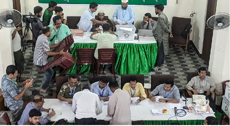 জাকসু নির্বাচন: রাতভর চলছে ম্যানুয়াল ভোট গণনা, আজ দুপুরে ফল প্রকাশ