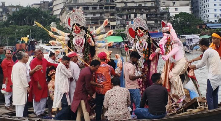 প্রতিমা বিসর্জনের মধ্য দিয়ে শেষ হচ্ছে শারদীয় দুর্গোৎসব