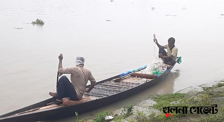 শেষ মুহূর্তে আতাই নদীতে ইলিশ ধরতে ব্যস্ত জেলেরা