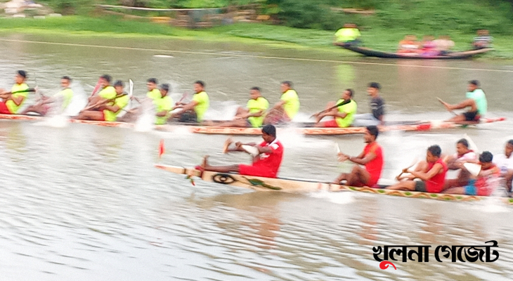 পাটকেলঘাটায় গ্রাম বাংলার ঐতিহ্যবাহী নৌকা বাইচ