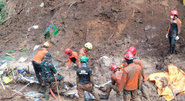 ইন্দোনেশিয়ায় ভূমিধসে নিহতের সংখ্যা বেড়ে ১১