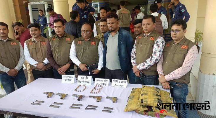 যশোরে ভারত থেকে আনা পিস্তল-গুলি ও ম্যাগাজিনের চালান উদ্ধার, যুবক আটক