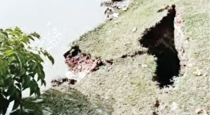 জলমায় শহররক্ষা বাঁধে ভাঙন বাড়ছে