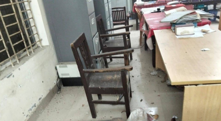 কোটালীপাড়া থানা ও উপজেলা পরিষদে ককটেল হামলা, আহত ৩ পুলিশ